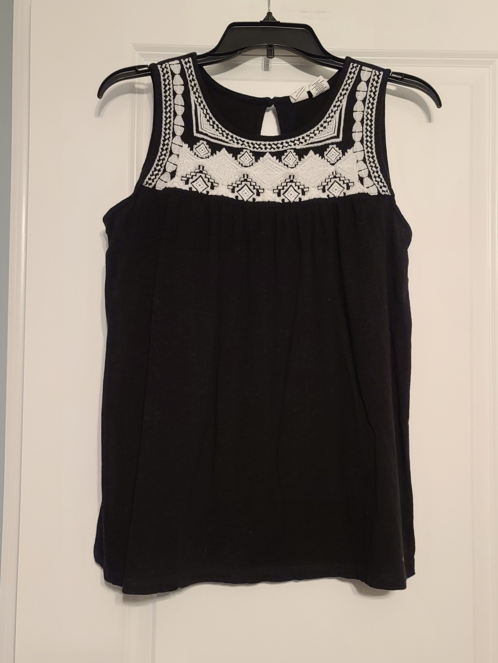 Artisan NY Women's Sz M Black Tank Top with White Embroidered Top